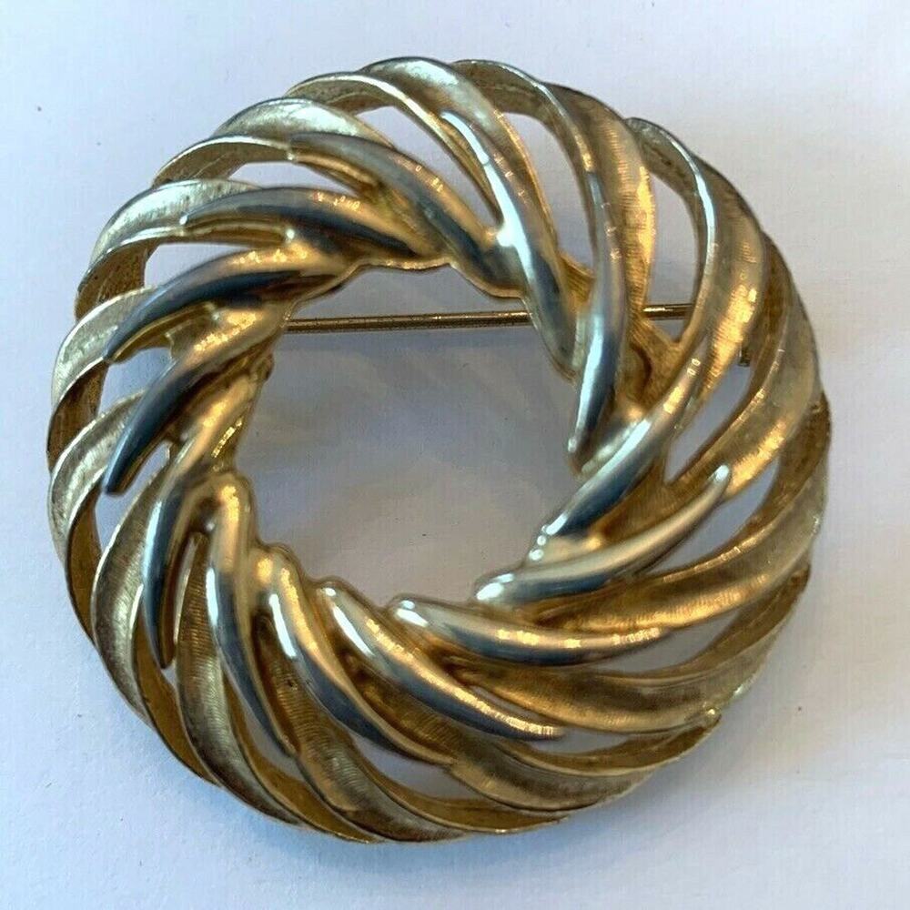 Vintage Signed Capri Goldtone‎ Swirl Round Brooch Pin 1 5/8"d